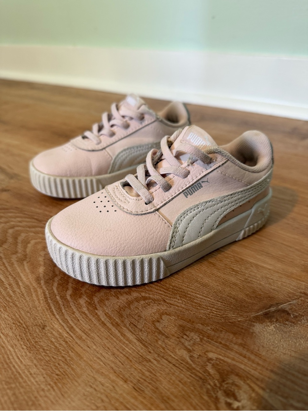 PUMA Kids Leather Low Top Carina K Sneakers